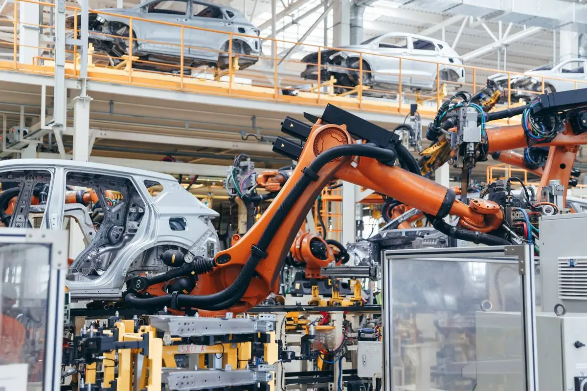 Linha de montagem automotiva com robôs industriais