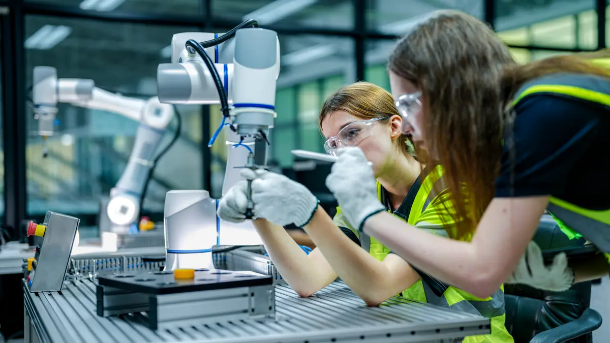 Técnicos trabalhando em célula com robô colaborativo